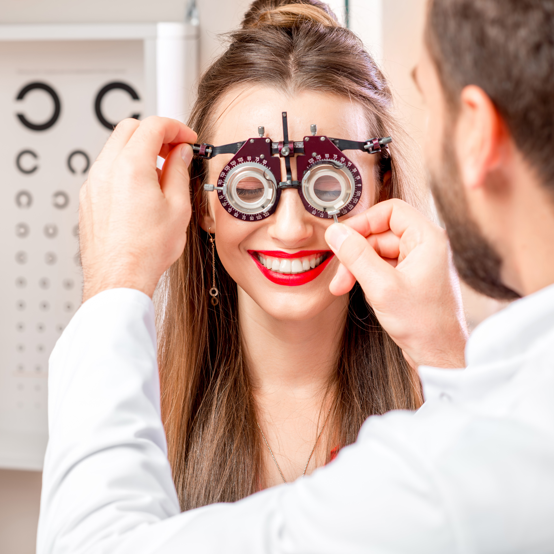 Eye exam. Очки для зрения медицина. Лечение миопии. Ophthalmologist. Проект очки или контактные линзы.